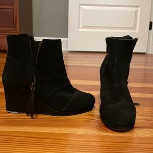 Toms Sz 8 black wedge booties